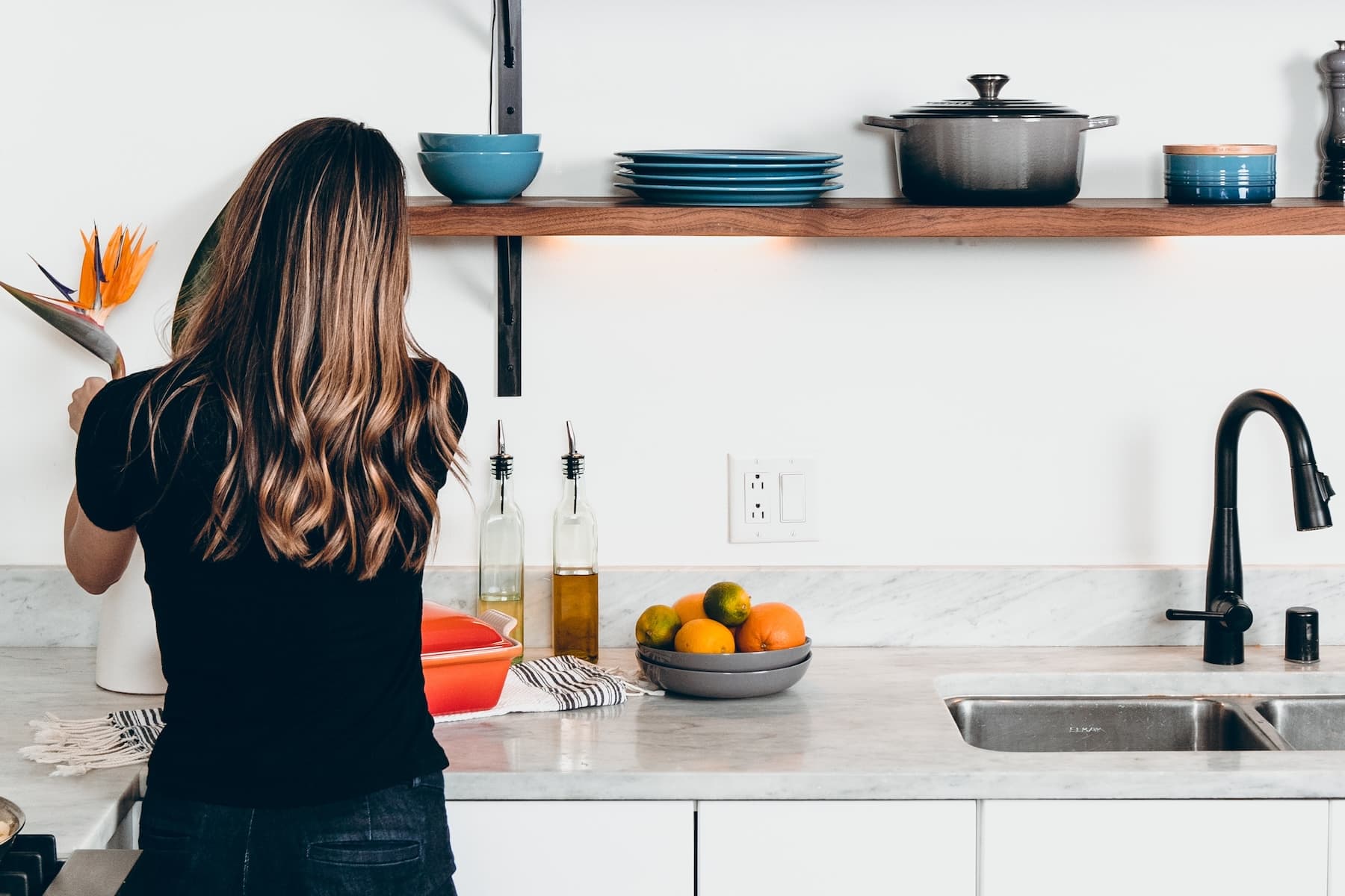 Kvinna i rent kök — städfrekvens guide