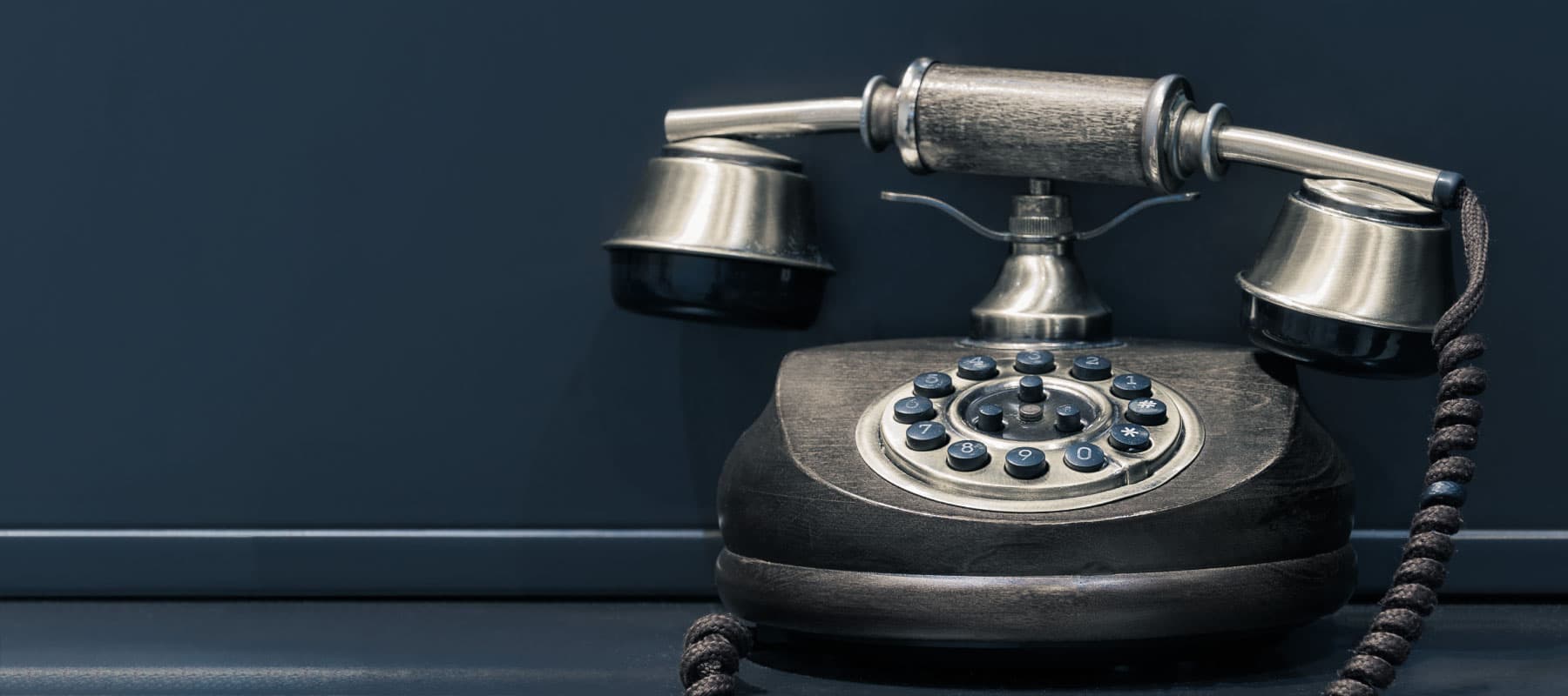 Kvinna bokar städning — RUT-avdrag guide