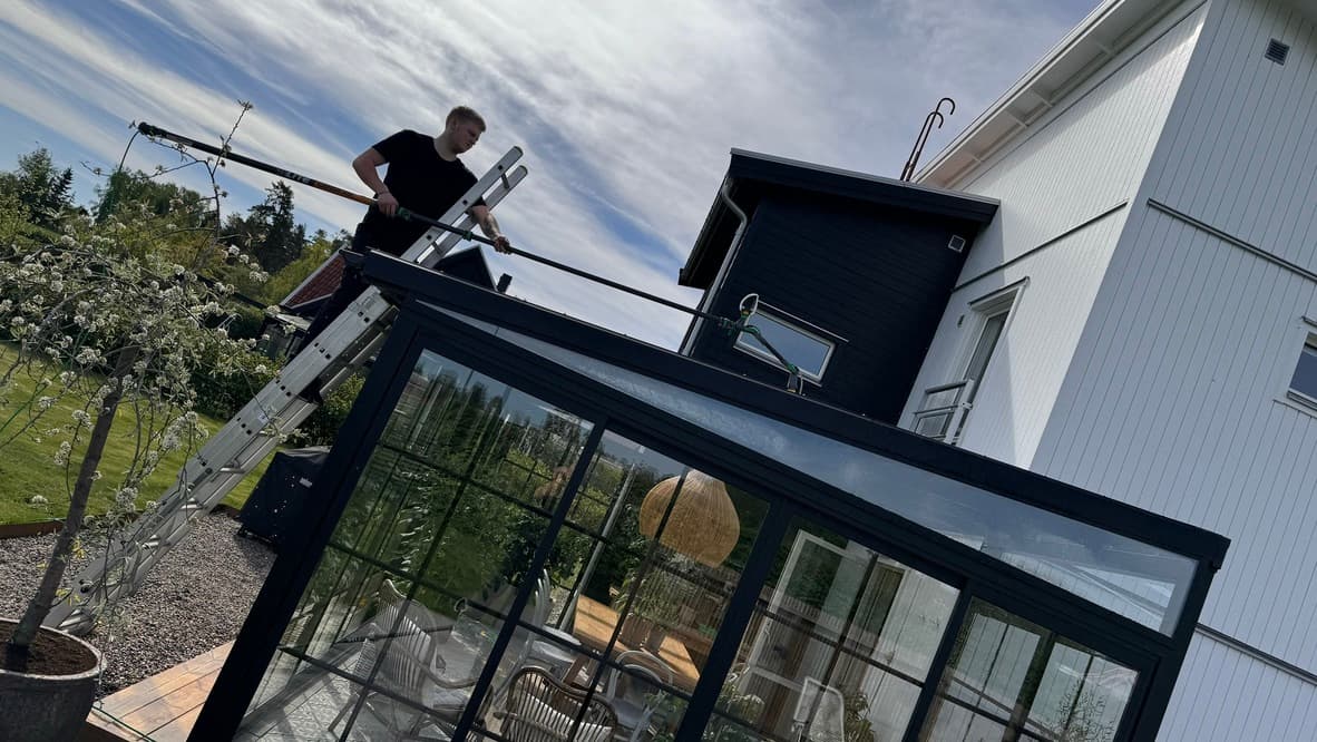 Rengöring av uterumstak med stång och ultrarent vatten — fin&ren