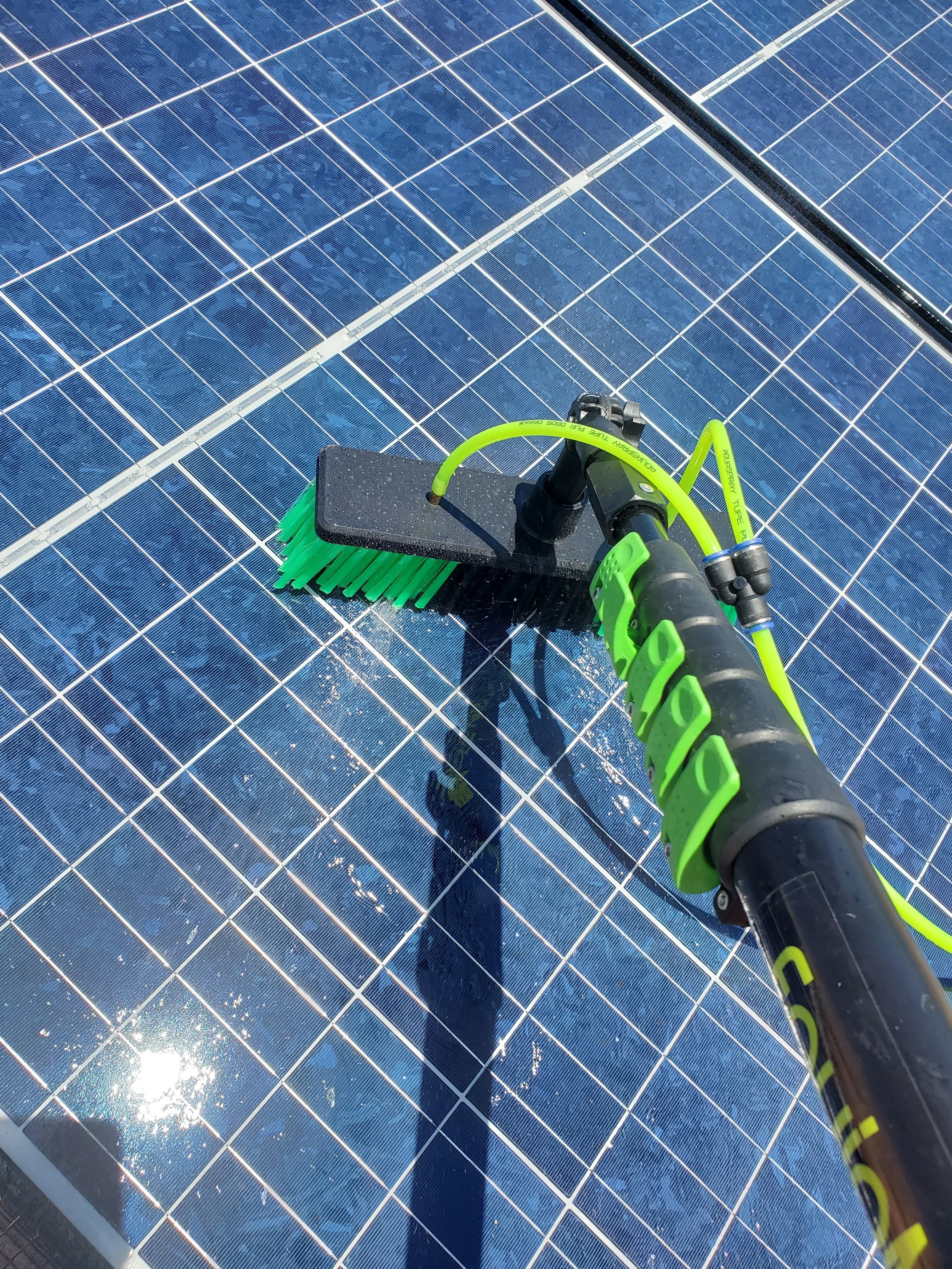Rengöring av solpaneler med ultrarent vatten